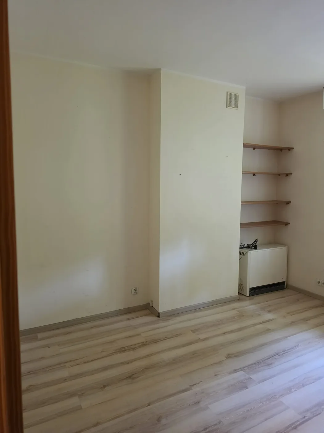 Pokój po remoncie i sprzątaniu - nowe panele, gładkie ściany, puste wnętrze